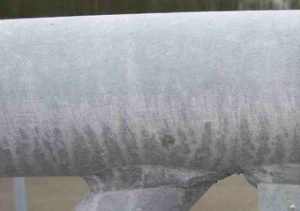 Formation de rouille blanche sur les produits fraîchement galvanisés après des précipitations